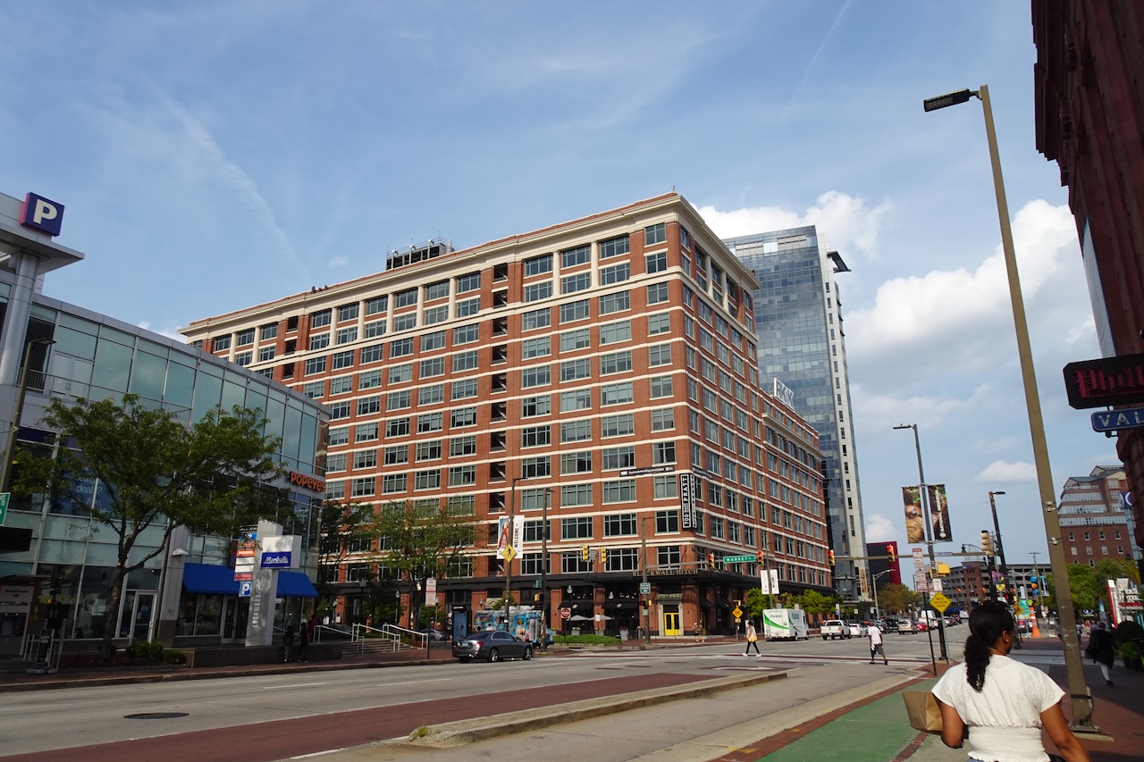 Pratt Street宽敞的道路曾经铺满铁轨