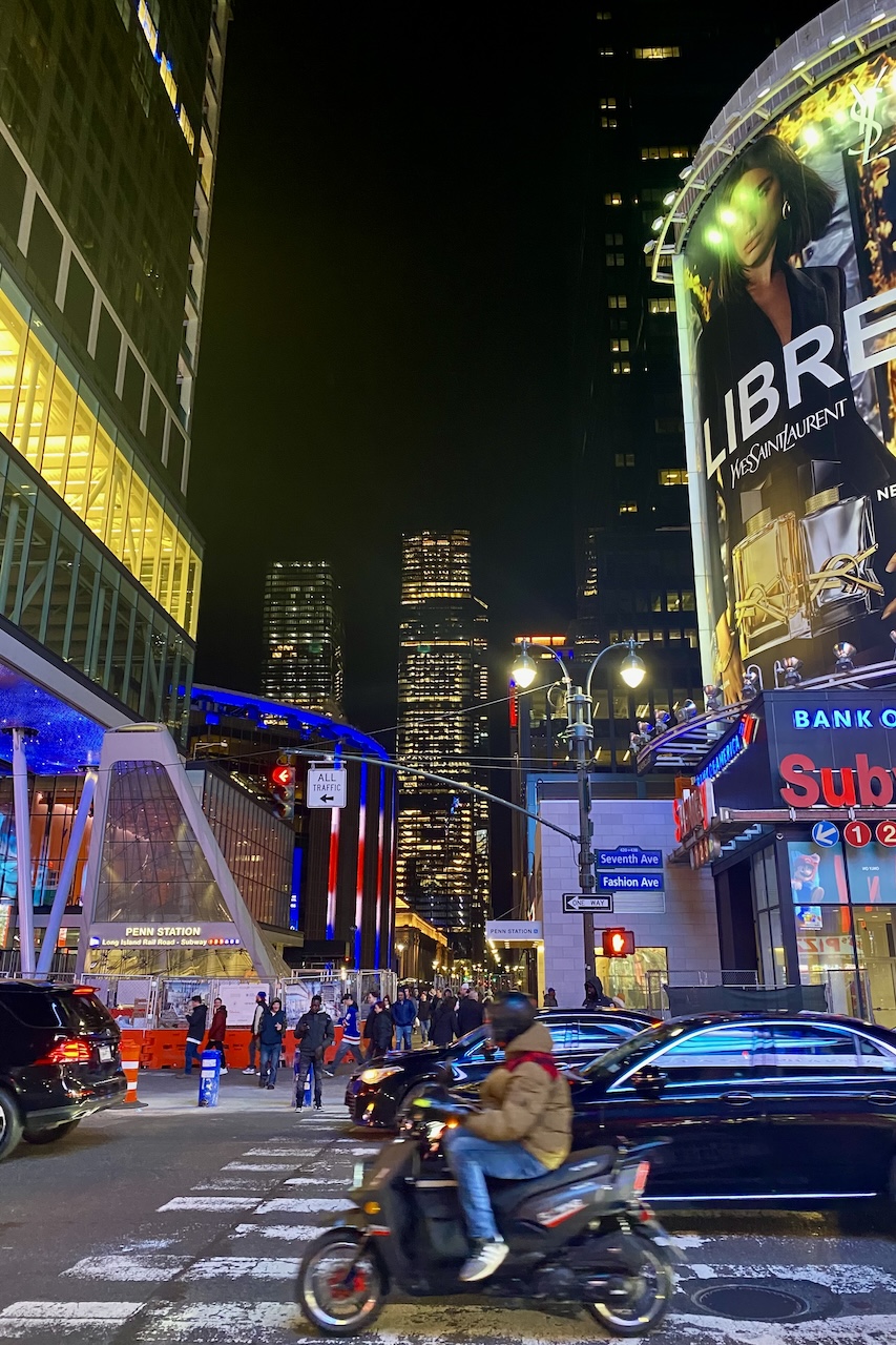 挑战:人在33街了,请在10秒内找到火车站入口