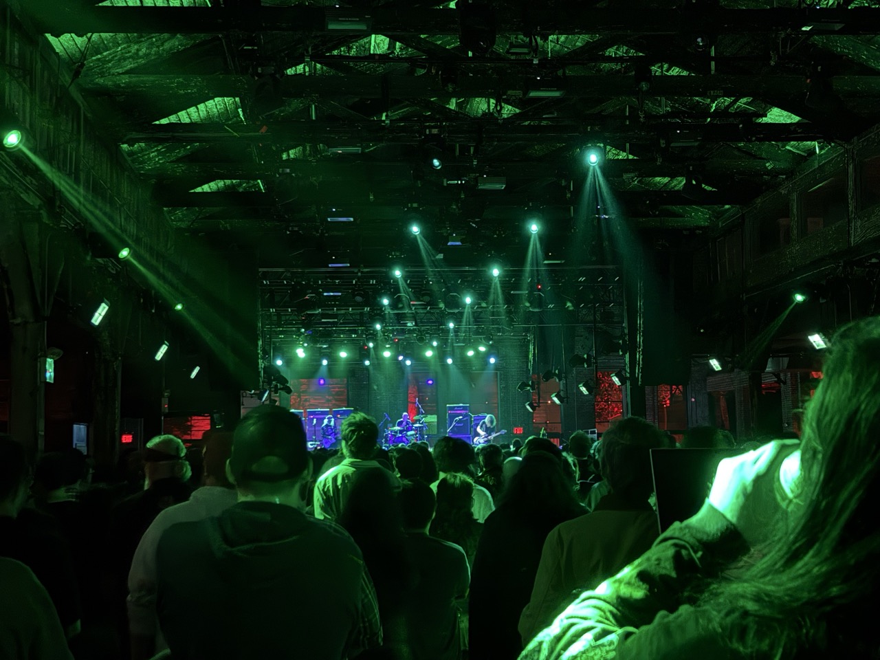 在main stage演出的Dinosaur Jr